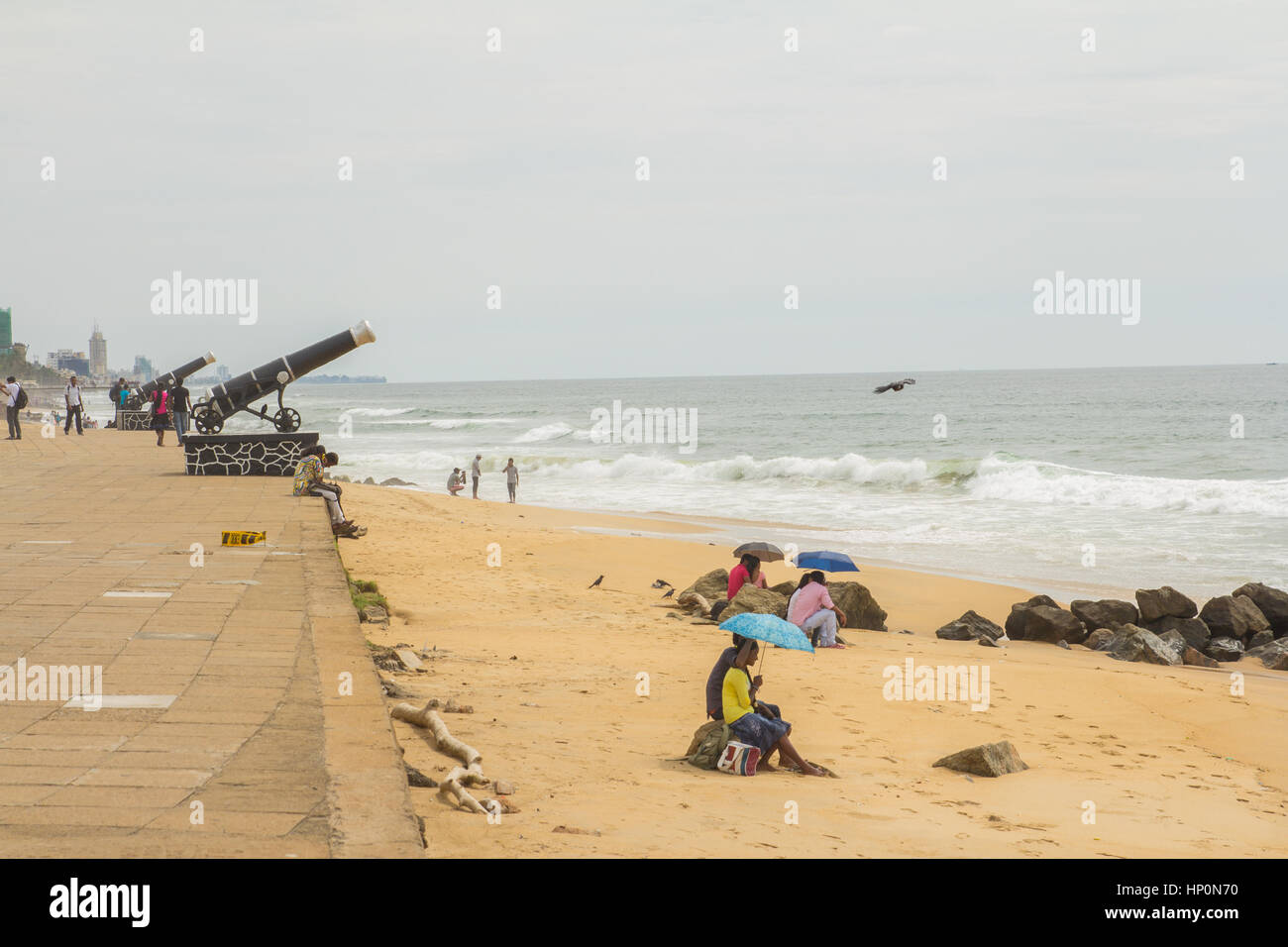 Colombo, SRI LANKA - novembre 25: coppie giovani sedersi sulla spiaggia Galle Face Green in Colombo, Sri Lanka il 25 novembre 2013. Foto Stock