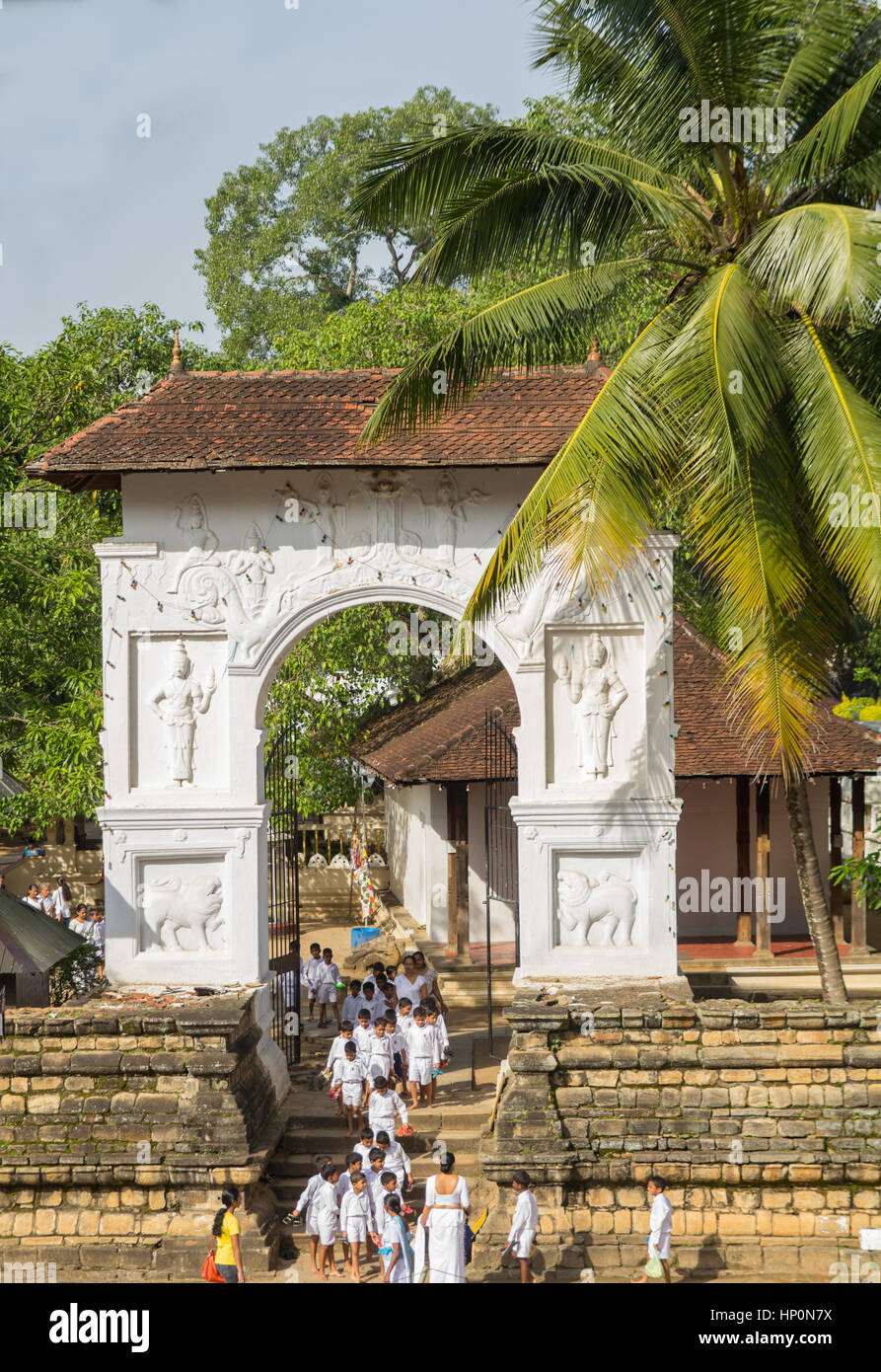 SRI DALADA MALIGAVA, Kandy. SRI LANKA - Novembre 27, 2013 : dello Sri Lanka le persone che visitano il tempio della Sacra Reliquia del Dente Foto Stock