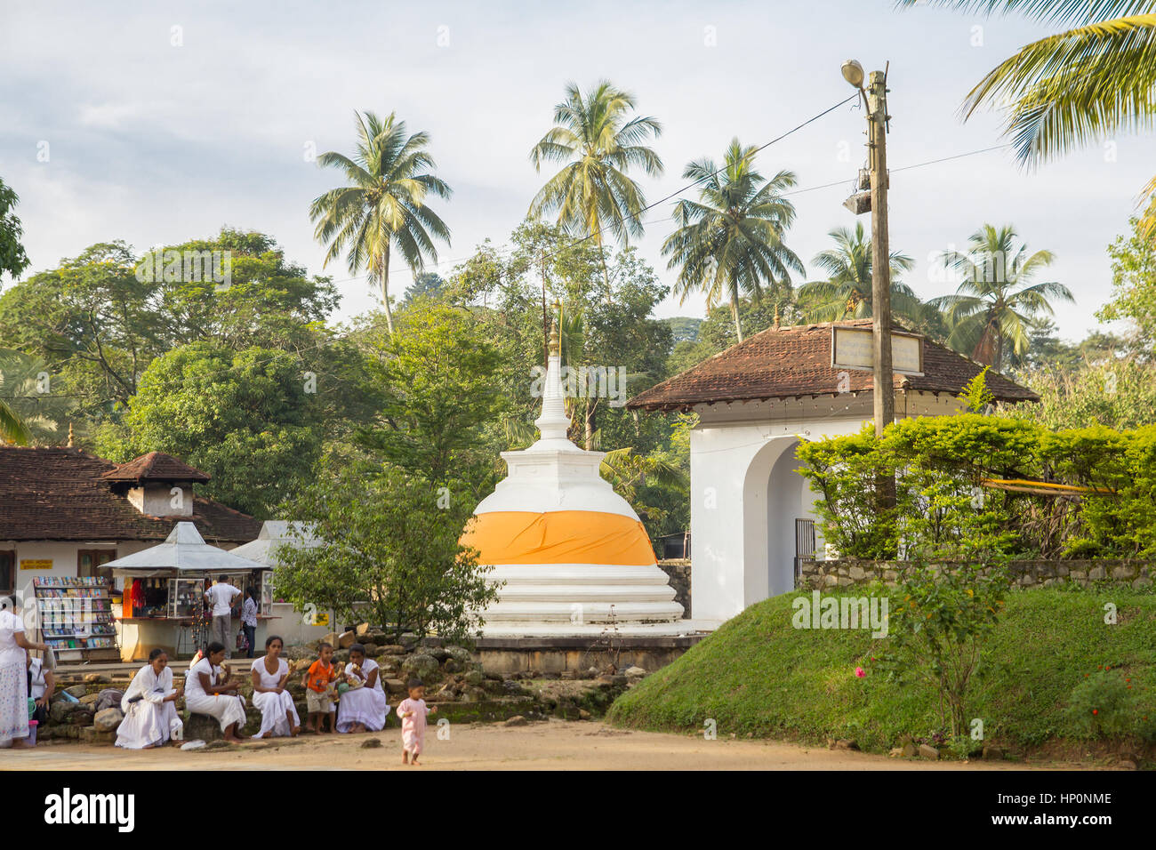 SRI DALADA MALIGAVA, Kandy. SRI LANKA - Novembre 27, 2013 : dello Sri Lanka le persone che visitano il tempio della Sacra Reliquia del Dente Foto Stock