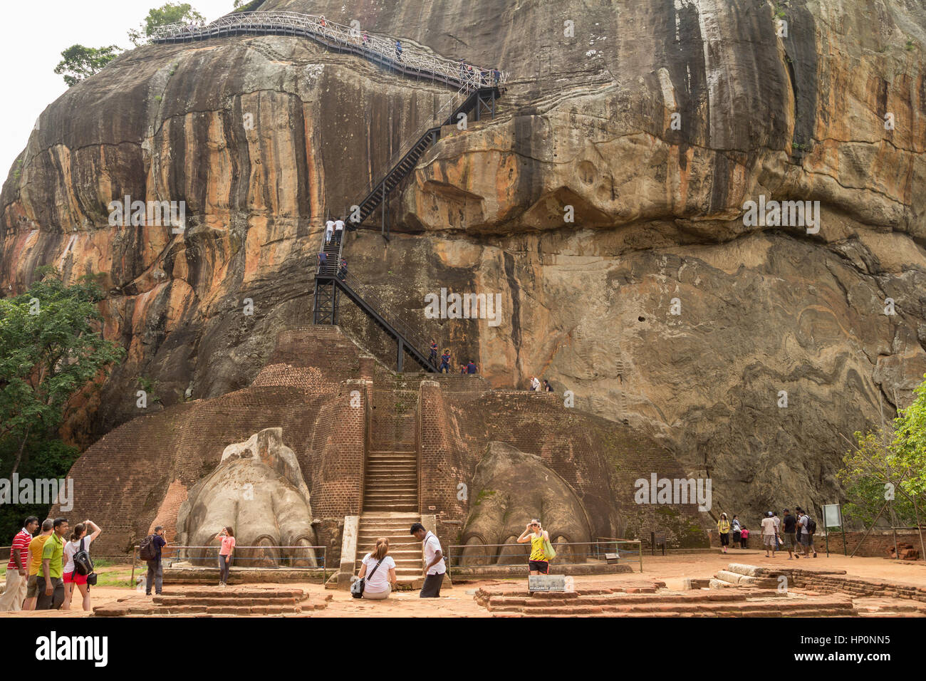 SIGIRIYA, SRI LANKA - Novembre 28, 2013 : Turisti in piedi intorno all ingresso di Roccia di Sigiriya su Sri Lanka il 28 novembre 2013 Foto Stock