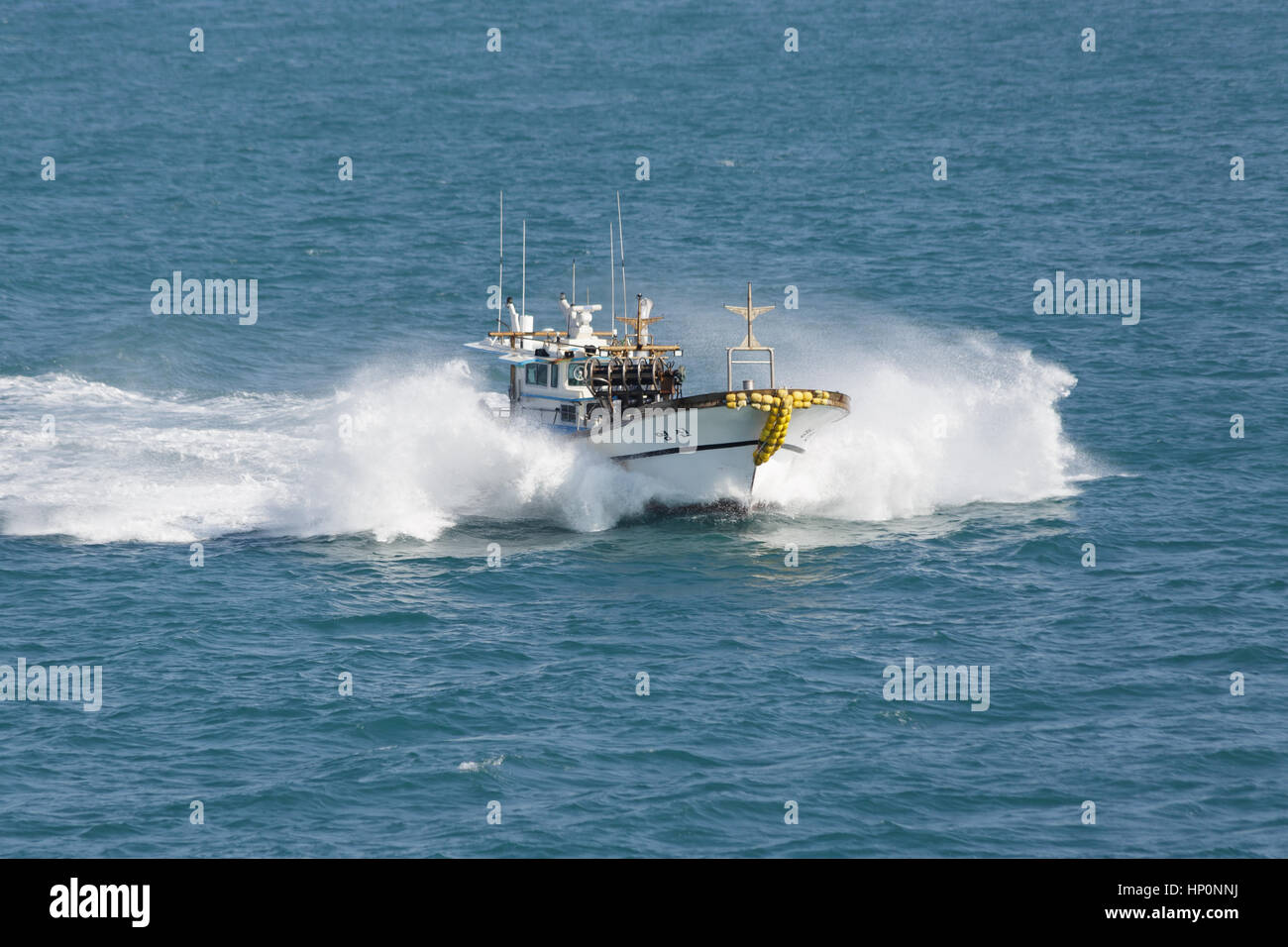 Busan, Corea del Sud - Marzo 1th, 2016: Busan, ancoraggio delle navi di mare, la nave da pesca in schizzi di alta velocità. Foto Stock