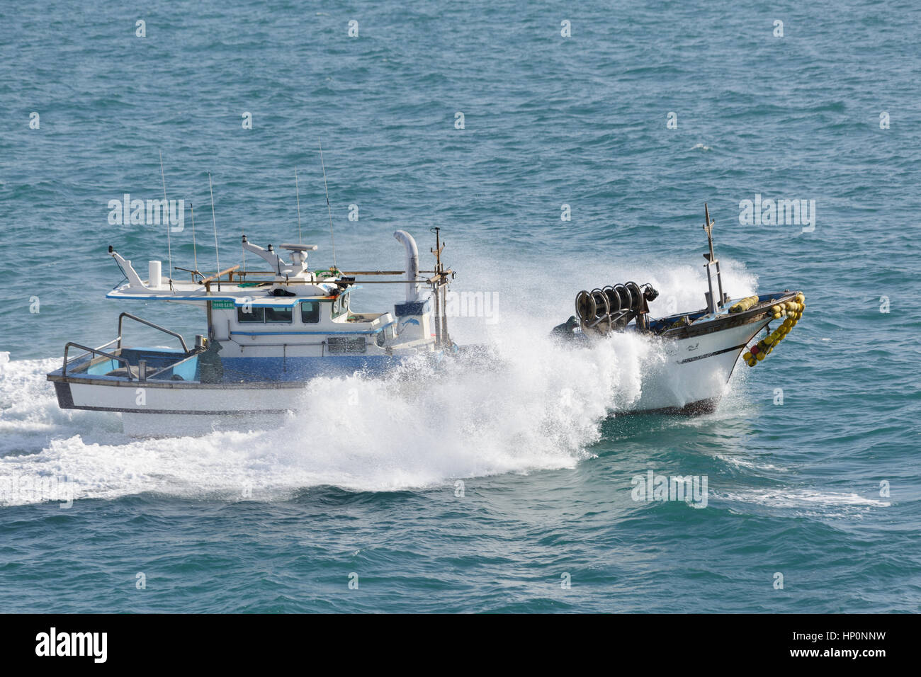 Busan, Corea del Sud - Marzo 1th, 2016: Busan, ancoraggio delle navi di mare, la nave da pesca in schizzi di alta velocità. Foto Stock