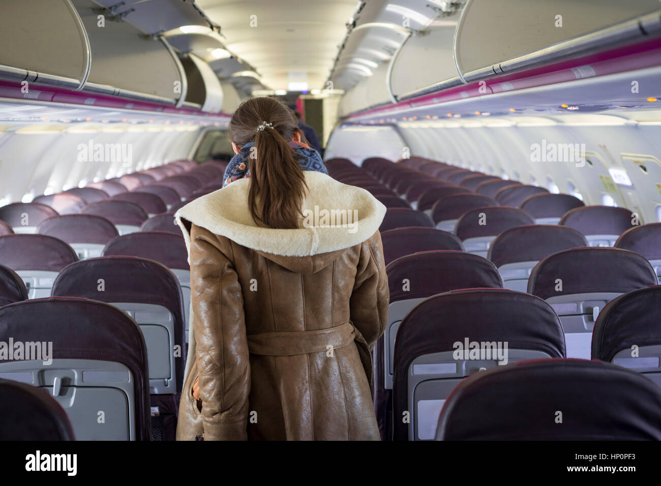 Giovane donna in aereo in viaggio per un'attrazione turistica Foto Stock