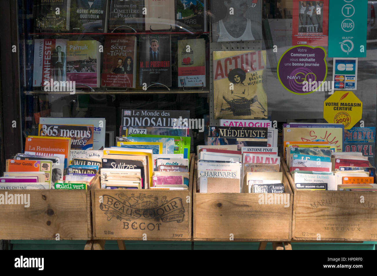 Seconda mano utilizzata bookshop display, XVIII arrondissement di Parigi, Montmartre, Francia Foto Stock