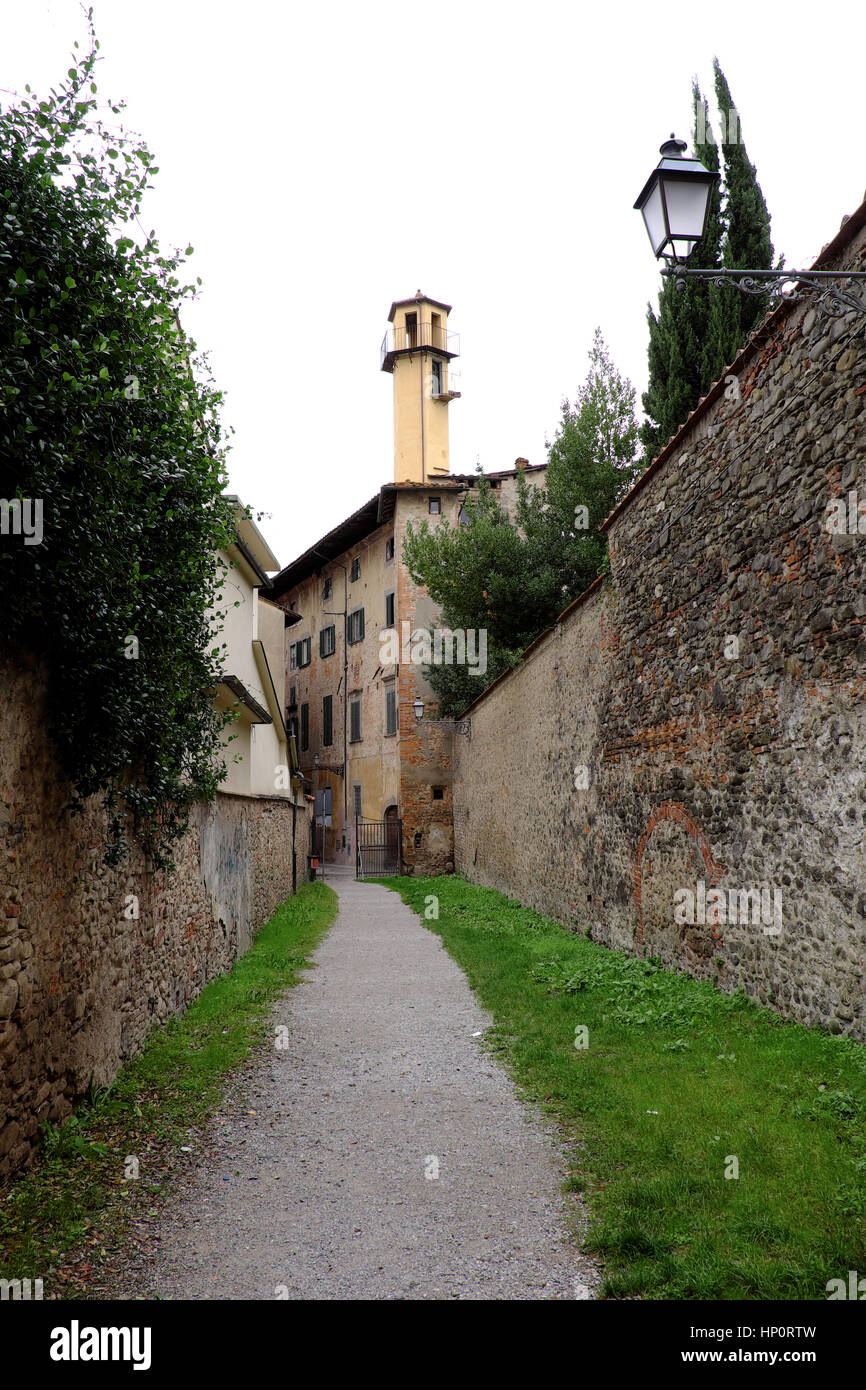 Strada tipica della vecchia città medievale - Pistoia (capitale italiana della cultura 2017) Via Borgo Stretto, Toscana, Italia, Europa Foto Stock