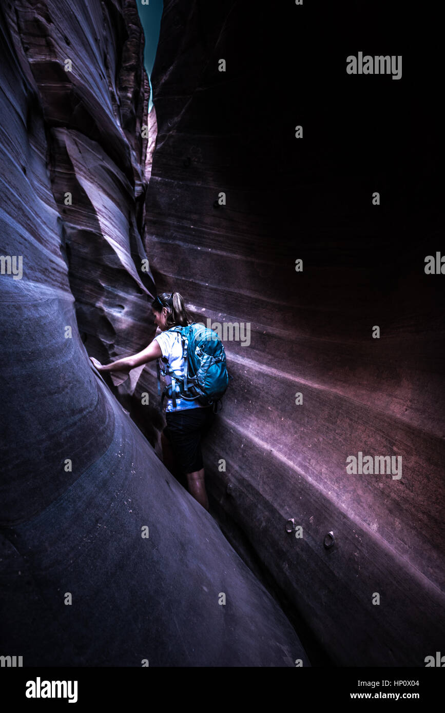 Backpacker ragazza di Zebra Slot Canyon dello Utah Escalante Foto Stock