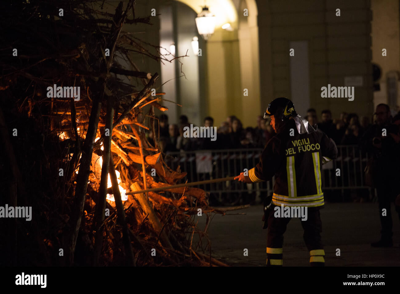 Valdesi chiesa evangelica celebrare la Giornata della libertà al falò delle libertà a Torino, Italia. (Foto di Lorenzo Apra/Pacific Stampa) Foto Stock