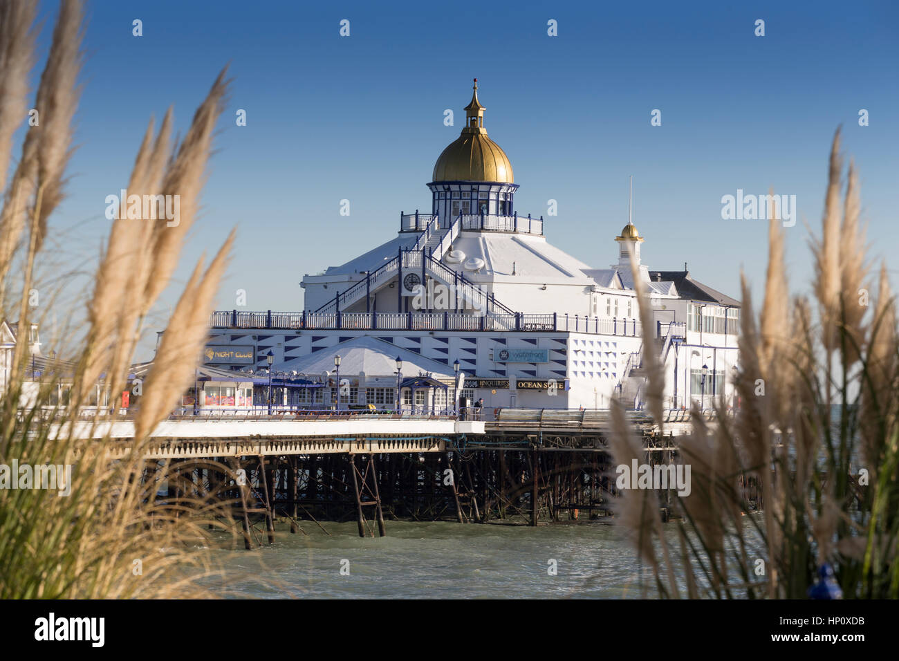 Eastbourne Pier Sussex cupola dorata Foto Stock