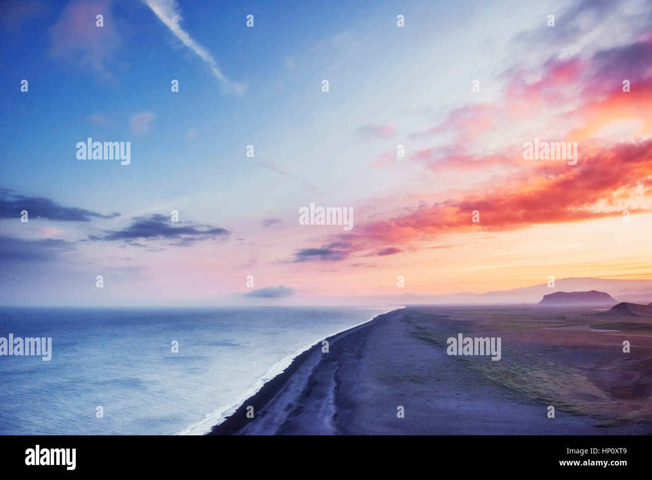 La spiaggia di sabbia nera e le montagne Reynisfjara Reynisfyal Foto Stock