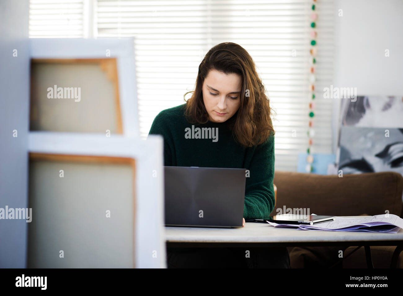 Donna con notebook in ufficio Foto Stock Donna con notebook in ufficio Foto Stock