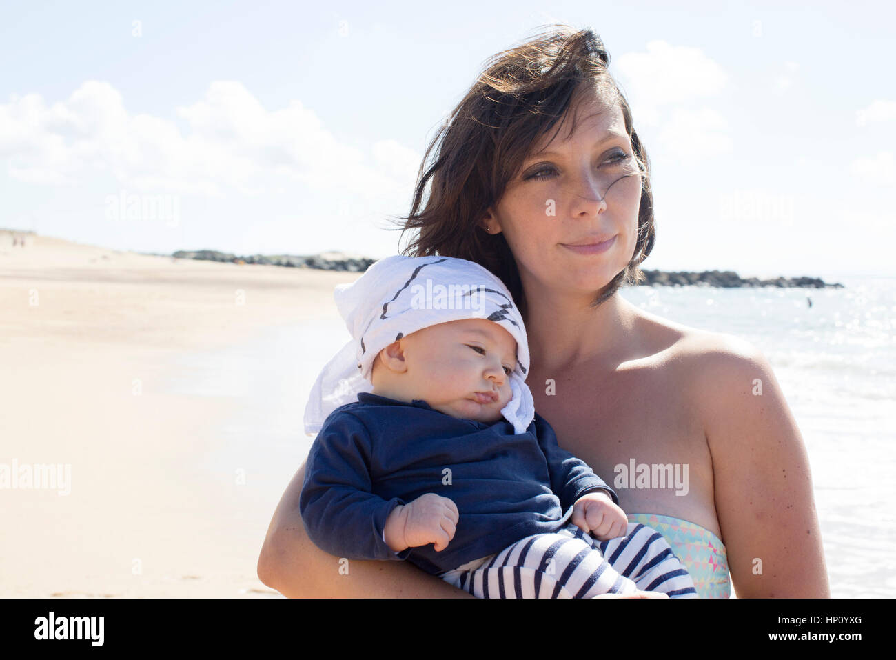 Madre con bambino in spiaggia Foto Stock