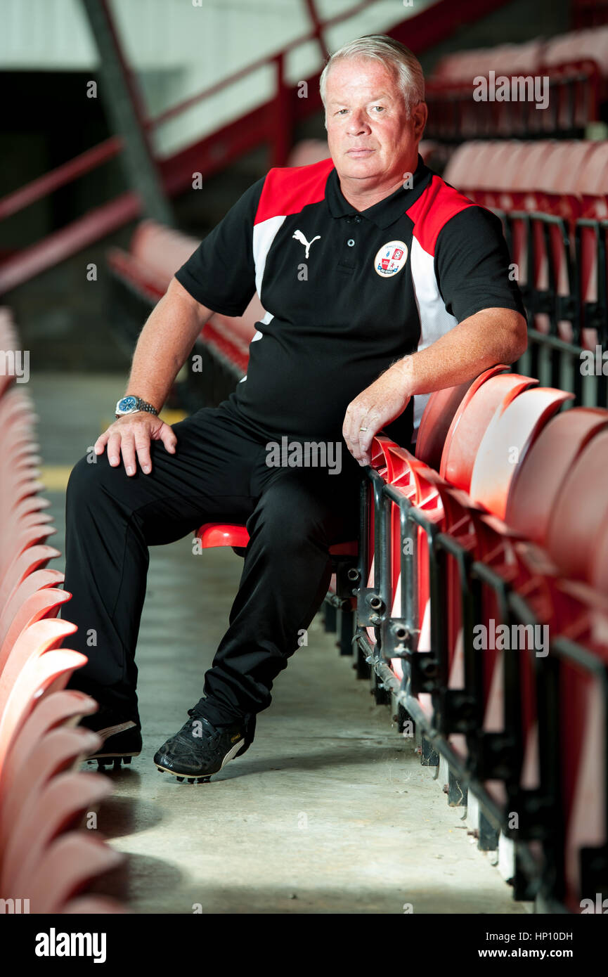 Dermot Drummy - Crawley Town FC manager presso la massa. Dopo aver perso il suo lavoro presso il club ha passato lontano nel novembre 2017. Foto Stock