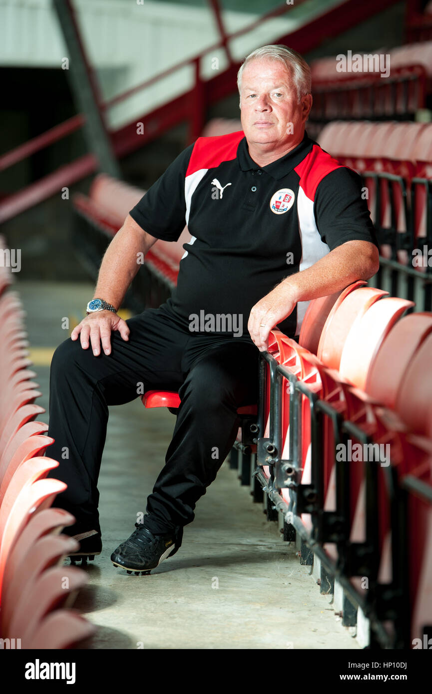 Dermot Drummy - Crawley Town FC manager presso la massa. Dopo aver perso il suo lavoro presso il club ha passato lontano nel novembre 2017. Foto Stock