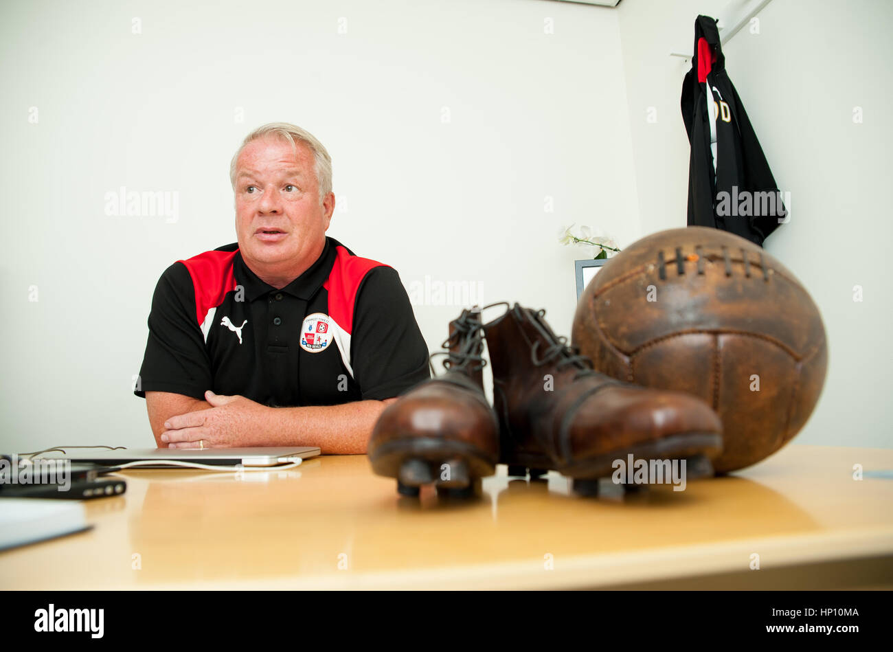Dermot Drummy - Crawley Town FC manager presso la massa. Dopo aver perso il suo lavoro presso il club ha passato lontano nel novembre 2017. Foto Stock