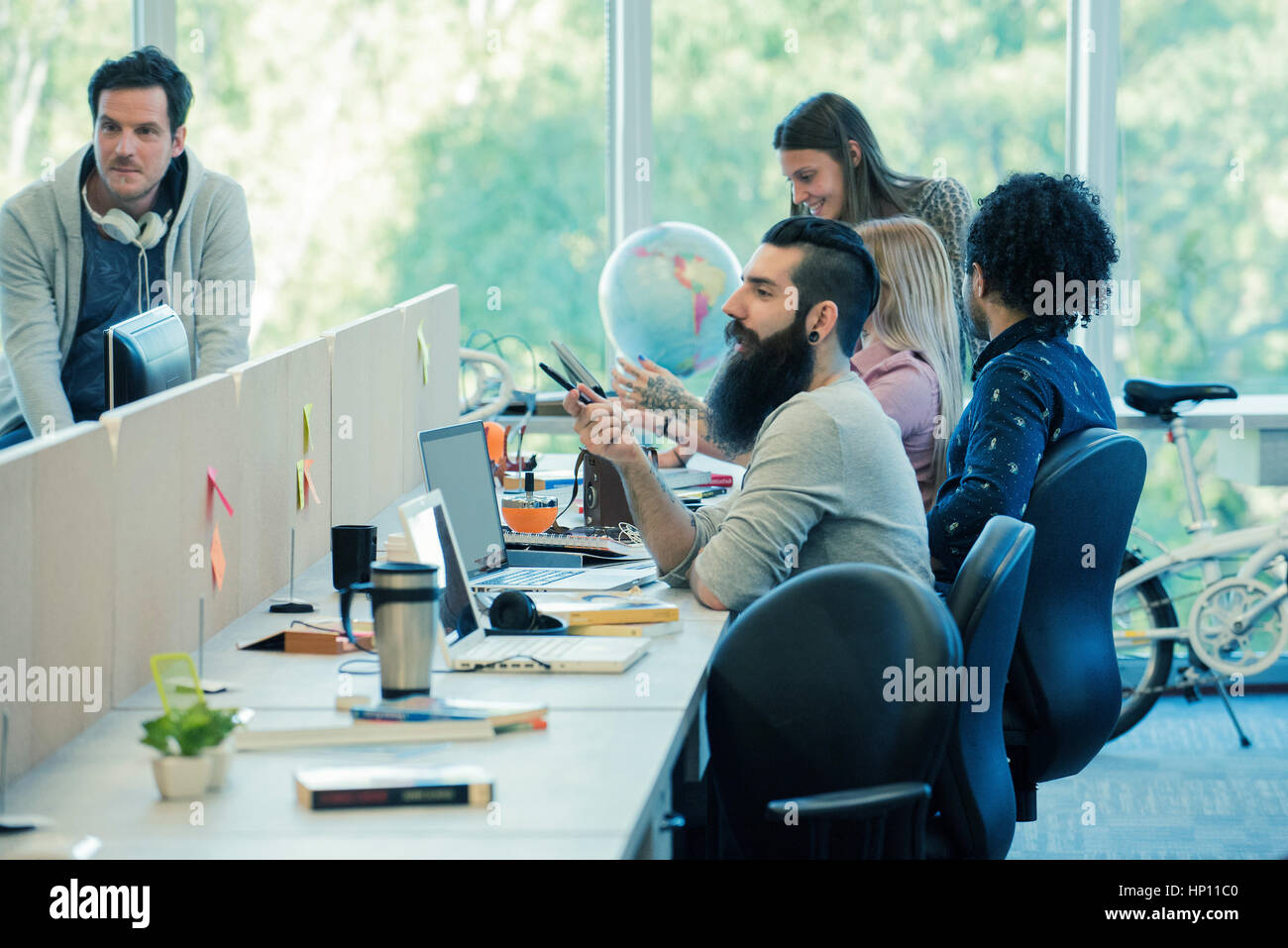 I lavoratori parlano in shared office space Foto Stock