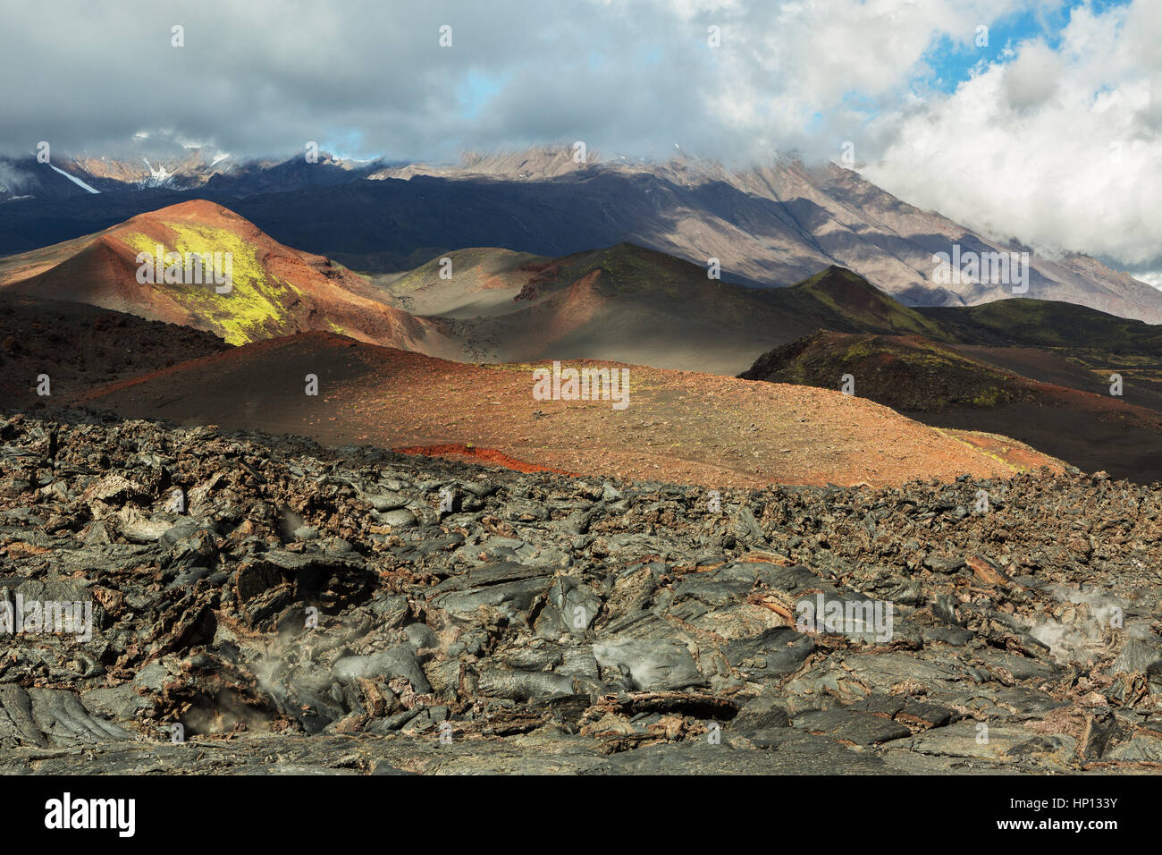 Campo di lava al vulcano Tolbachik, dopo l'eruzione nel 2012 sullo sfondo Plosky e Ostry Tolbachik vulcano, Klyuchevskaya Gruppo di vulcani Foto Stock