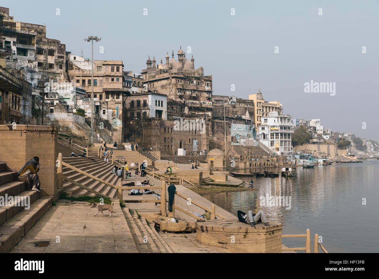 Il ghats che corrono nel fiume Gange a Varanasi, uno di India del santissimo città. Foto Stock