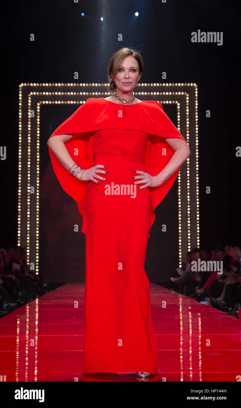 New York, NY, Stati Uniti d'America - 9 Febbraio 2017: Lauren Holly in ESCADA passeggiate pista per il Vestito Rosso Collezione 2017 fashion show da Macys presso la sala da ballo Hammerstein al centro di Manhattan beneficio American Heart Association Foto Stock