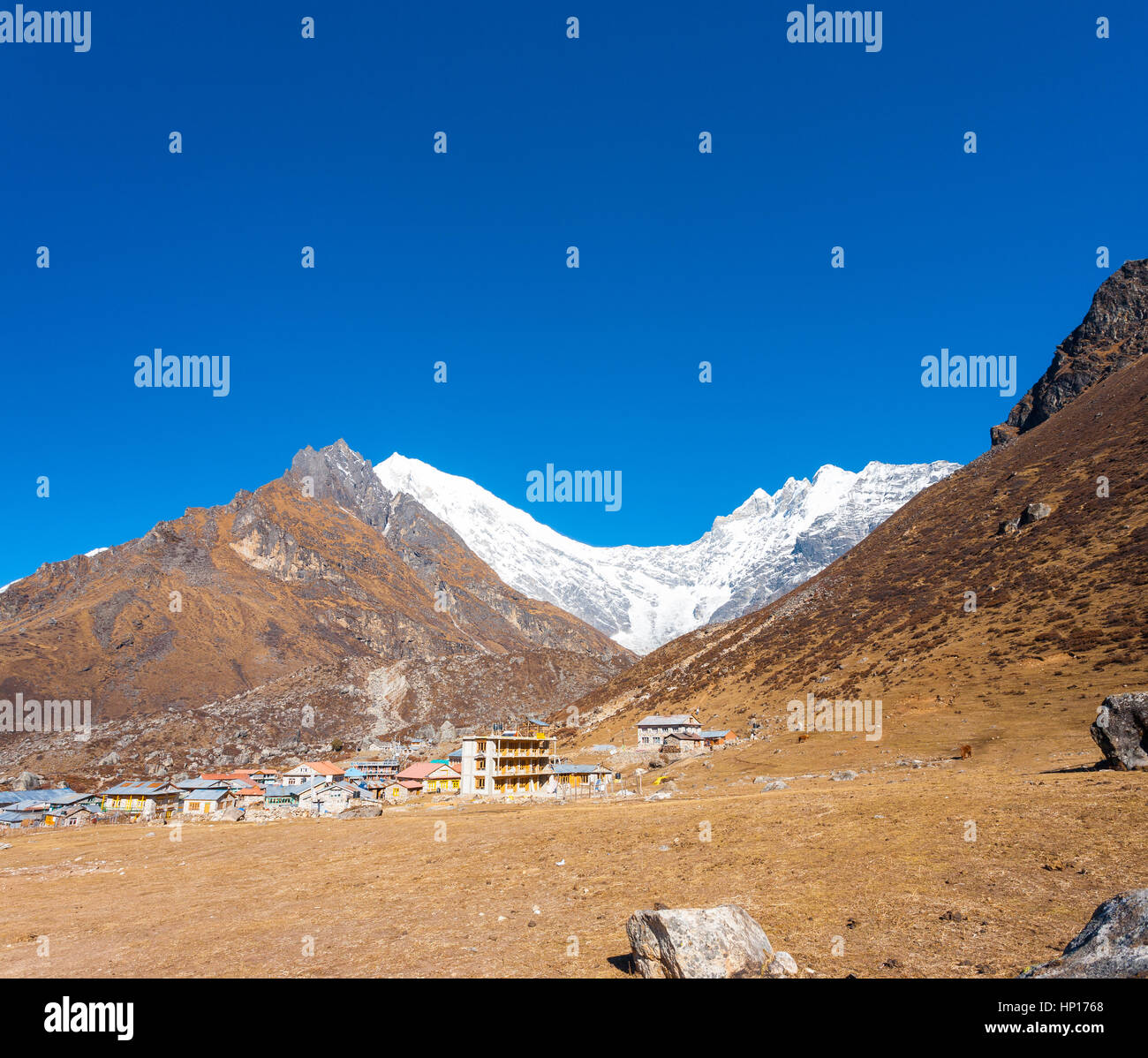 Una vista maestosa di snow-capped Langtang Lirung Himalayan mountain range con Kyanjin Gompa villaggio in primo piano nel Nepal. Prima di 2015 Gorkha terremoto Foto Stock