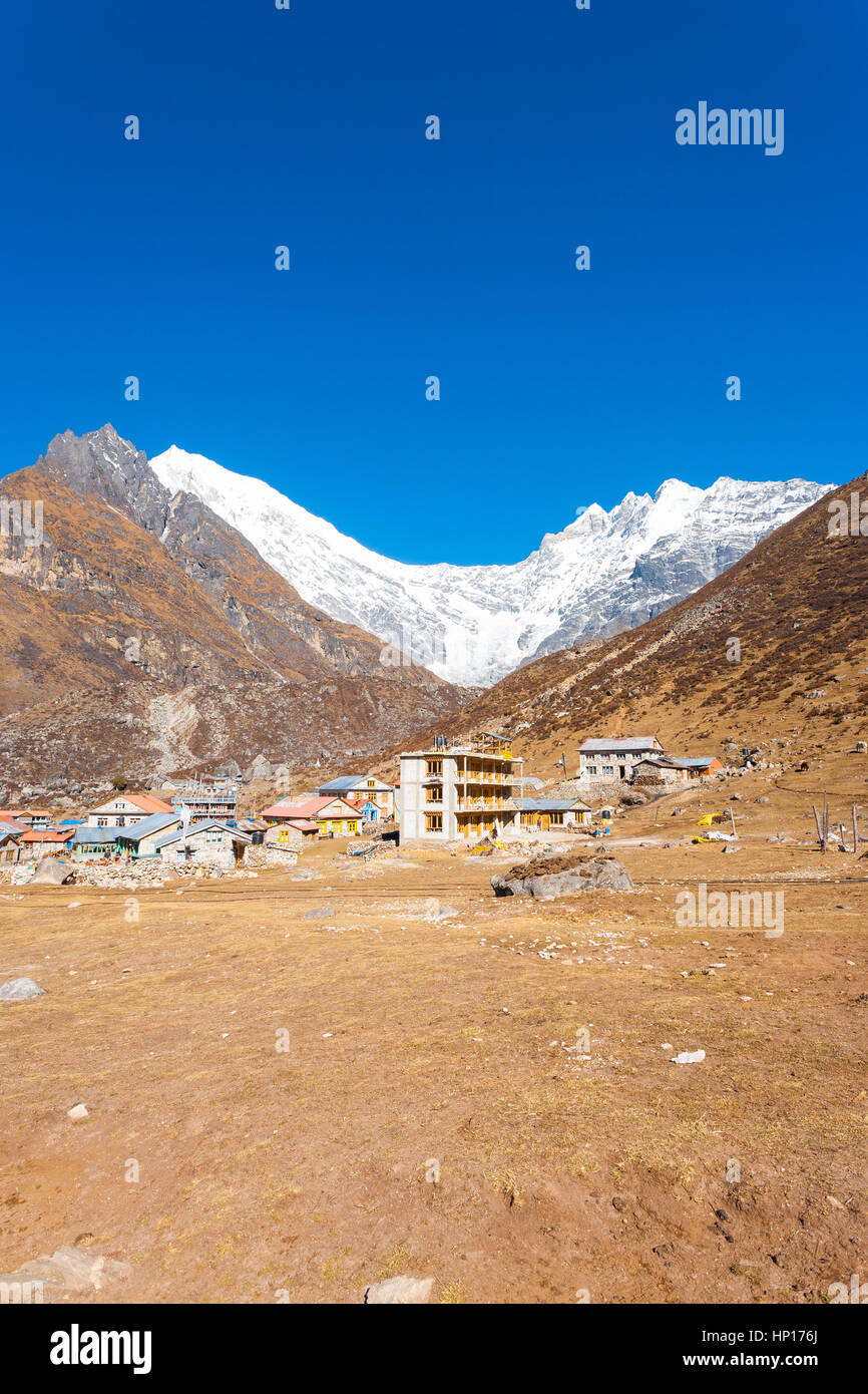 Una vista maestosa di snow-capped Langtang Lirung Himalayan mountain range con Kyanjin Gompa villaggio in primo piano nel Nepal. Prima di 2015 Gorkha terremoto Foto Stock
