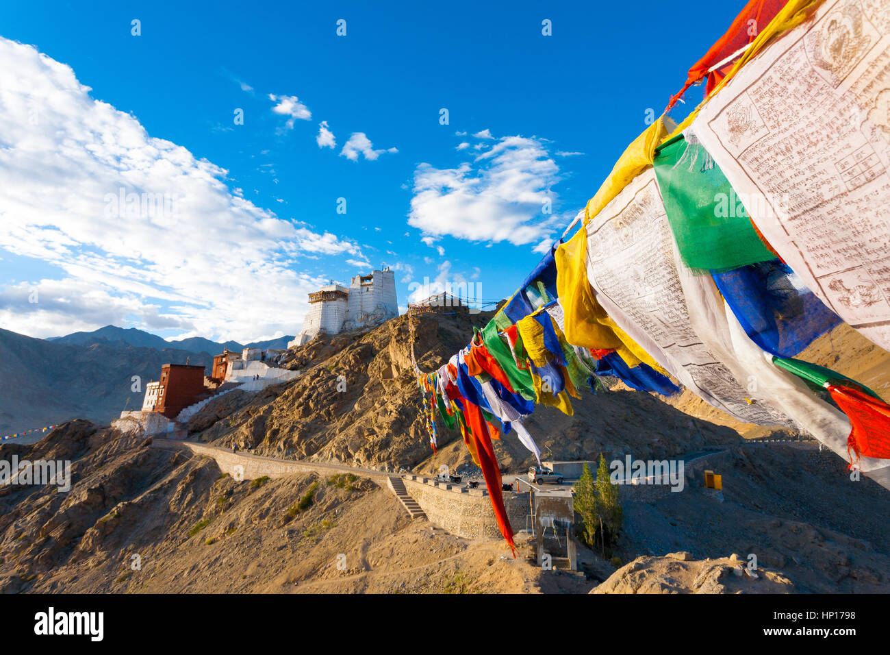 Tsemo Fort e Namgyal Tsemo Gompa sulla cima di una montagna di preghiera tibetano bandiere sopra Leh in Ladakh, India Foto Stock