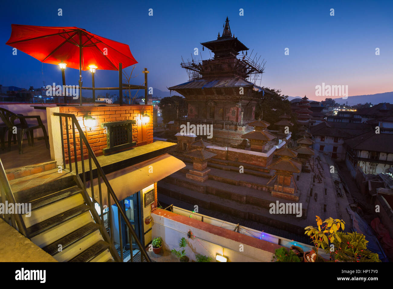 KATHMANDU, Nepal - 16 dicembre 2016: Ristorante e vista sul Tempio di Taleju a Durbar Square, 16 dicembre 2016 a Kathmandu in Nepal Foto Stock