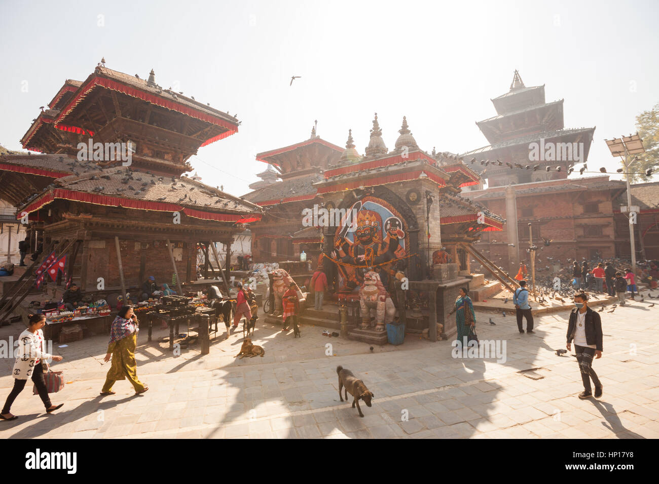 KATHMANDU, Nepal - 16 dicembre 2016: Passerby a piedi passato Jagannath Temple e Swet Bhairav in Durbar Square, 16 dicembre 2016 a Kathmandu in Nepal Foto Stock
