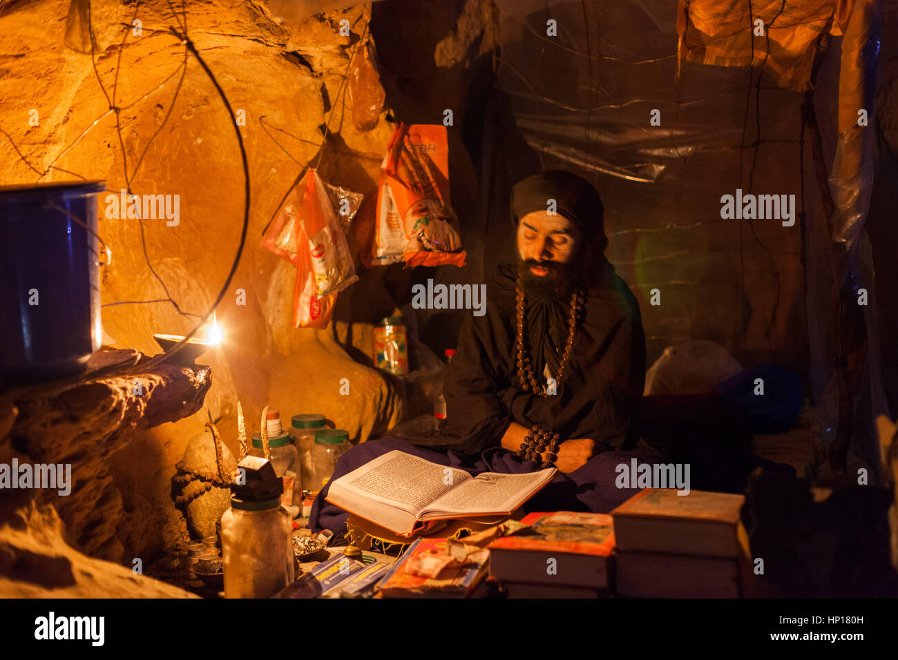 SIDDHA grotta, Nepal - 22 dicembre 2016: un monaco indù (Sadhu) legge da testi sacri 22 dicembre 2016 Nel Siddha Grotta, Nepal Foto Stock