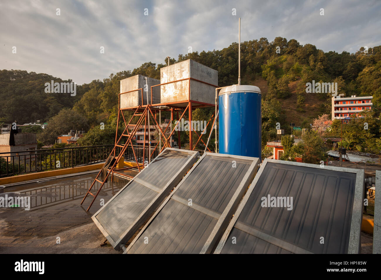 Riscaldamento di acqua solare apparecchiatura su un tetto in Nepal Foto Stock