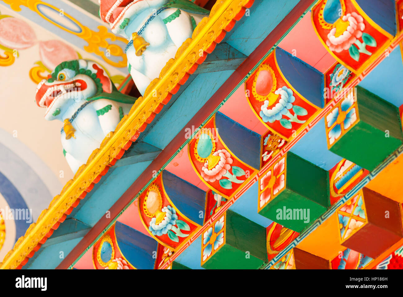 Dipinto luminosamente dettagli al drigung kagyud lotus stupa (tempio tedesco), Lumbini, il Nepal Foto Stock