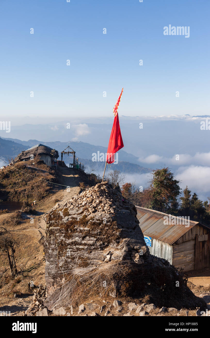 Sante indù sul sito il percorso pathibhara devi tempio con vista sulle colline ai piedi dell'Himalaya, taplejung, Nepal Foto Stock