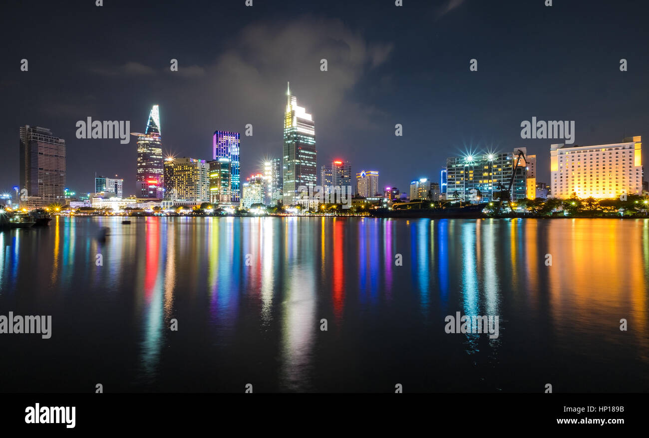 Vista notturna su Sai Gon river. Ho Chi Minh city, Viet Nam Foto Stock