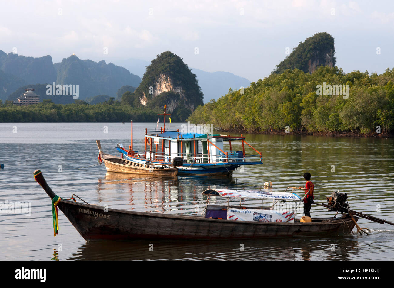Khao Khanap Nam. Krabi River e Kanab Nam Twin Peaks in distanza, Krabi town, Provincia di Krabi, Thailandia, Sud-est asiatico, in Asia. Molto popolare di plac Foto Stock