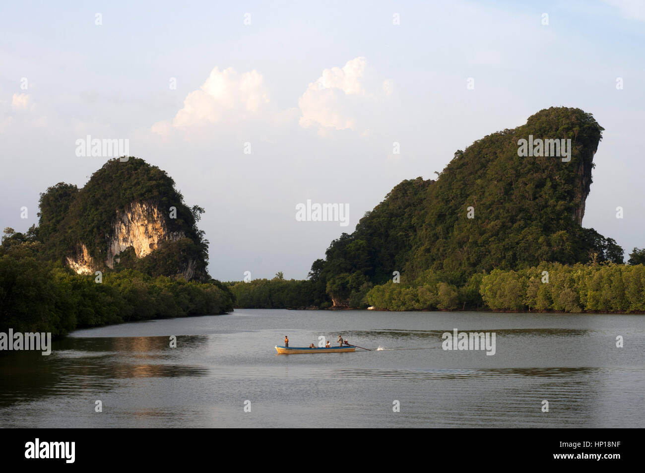 Khao khanap nam. krabi river e kanab nam twin peaks in distanza, Krabi town, provincia di Krabi, Thailandia, sud-est asiatico, Asia. molto popolare di plac Foto Stock