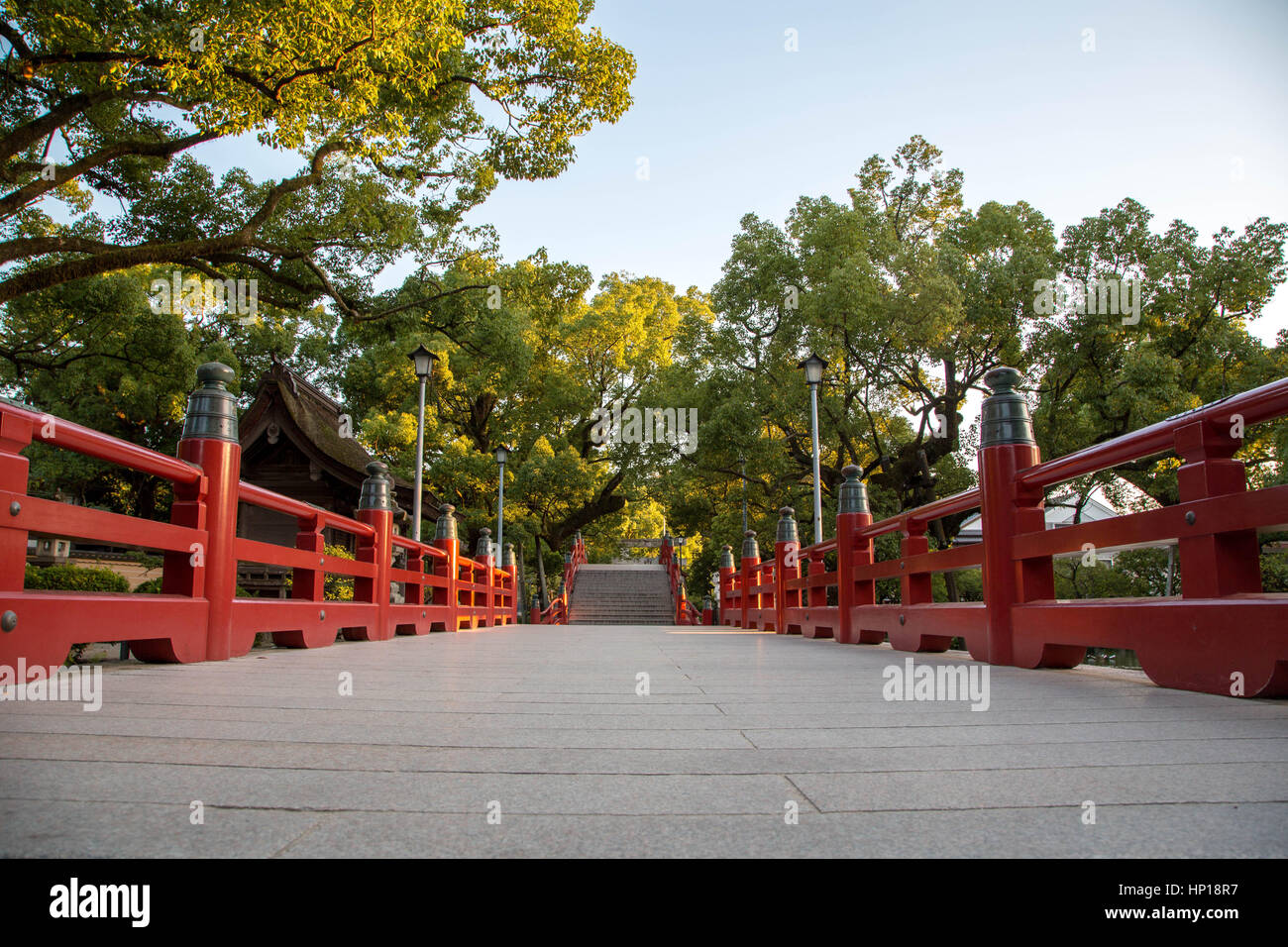 Ponte giapponese nel vecchio tempio o santuario Foto Stock