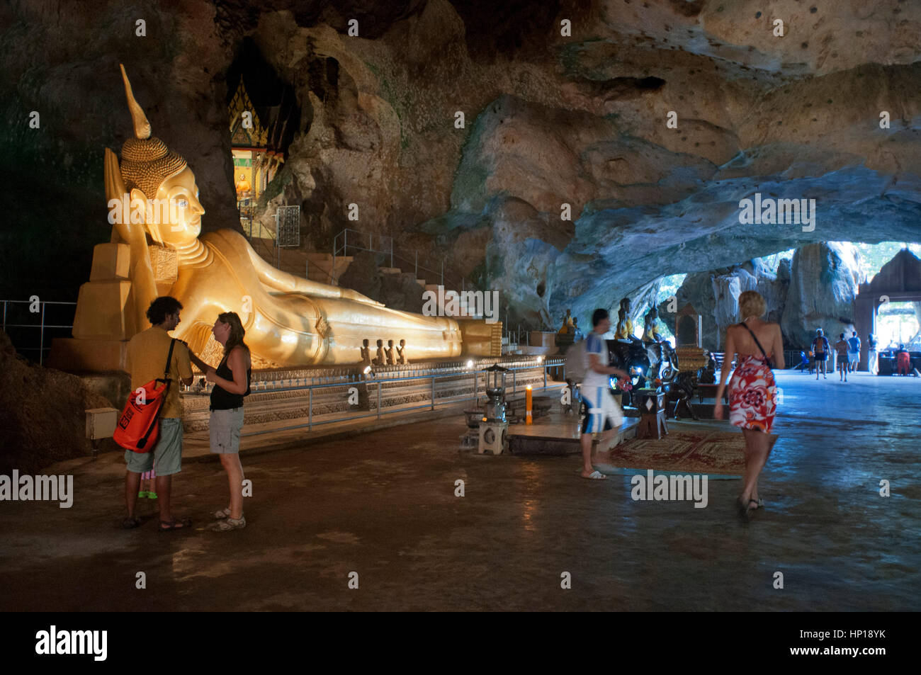 Wat Tham Suwan Khuha Grotta buddista, Phang Nga Bay, Provincia di Krabi, Thailandia, Sud-est asiatico, in Asia. Il Buddha sdraiato e monaco buddista nel Tham Yai grotta Foto Stock