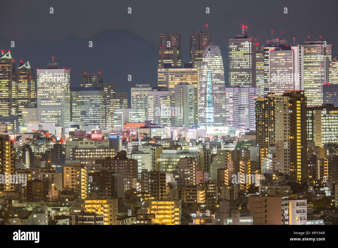 Shinjuku Tokyo Skyline cityscape notte e il Monte Fuji in Giappone Foto Stock
