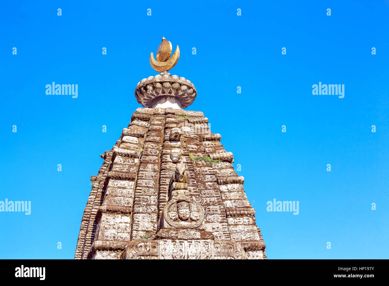 Cupola di un tradizionale tempio indù su uno sfondo di cielo blu. Himachal Pradesh, India. Foto Stock