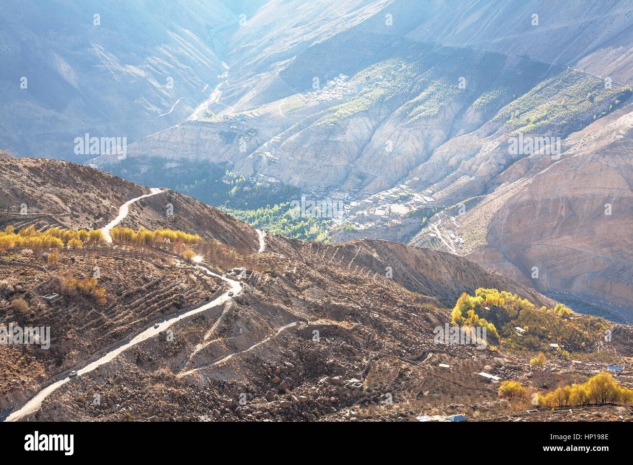 Oasi di verde nella Spiti valley, la vista dal villaggio di Nako, Himachal Pradesh, India. Foto Stock
