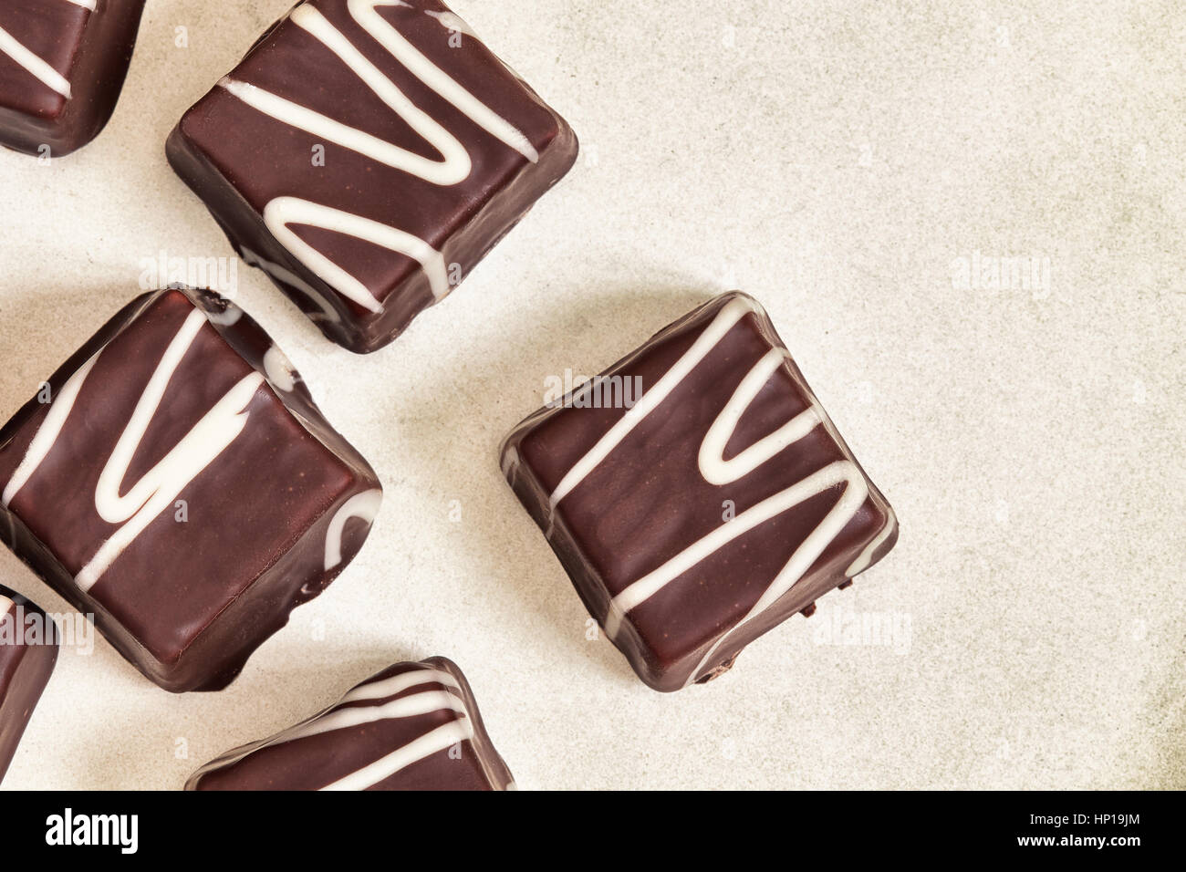 Piccole torte al cioccolato (mignon) con crema. Vista da sopra con lo spazio di copia Foto Stock