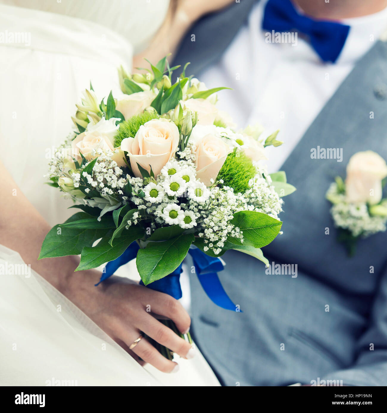 Vista dettagliata del bouquet di nozze in sposa la mano Foto Stock