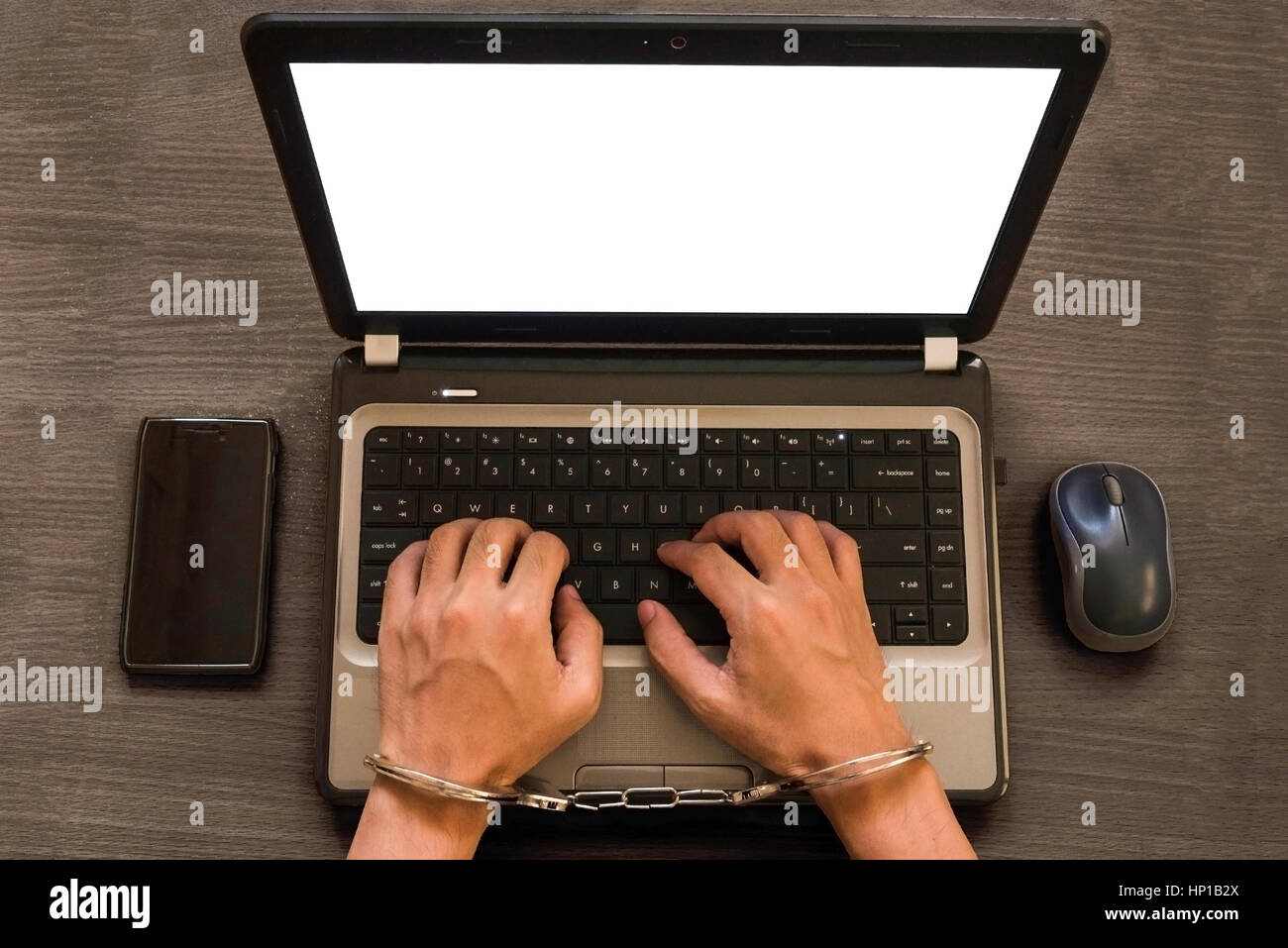 Tono scuro del cyber crime, Hacking bullismo contro la legge con manette Concept Foto Stock