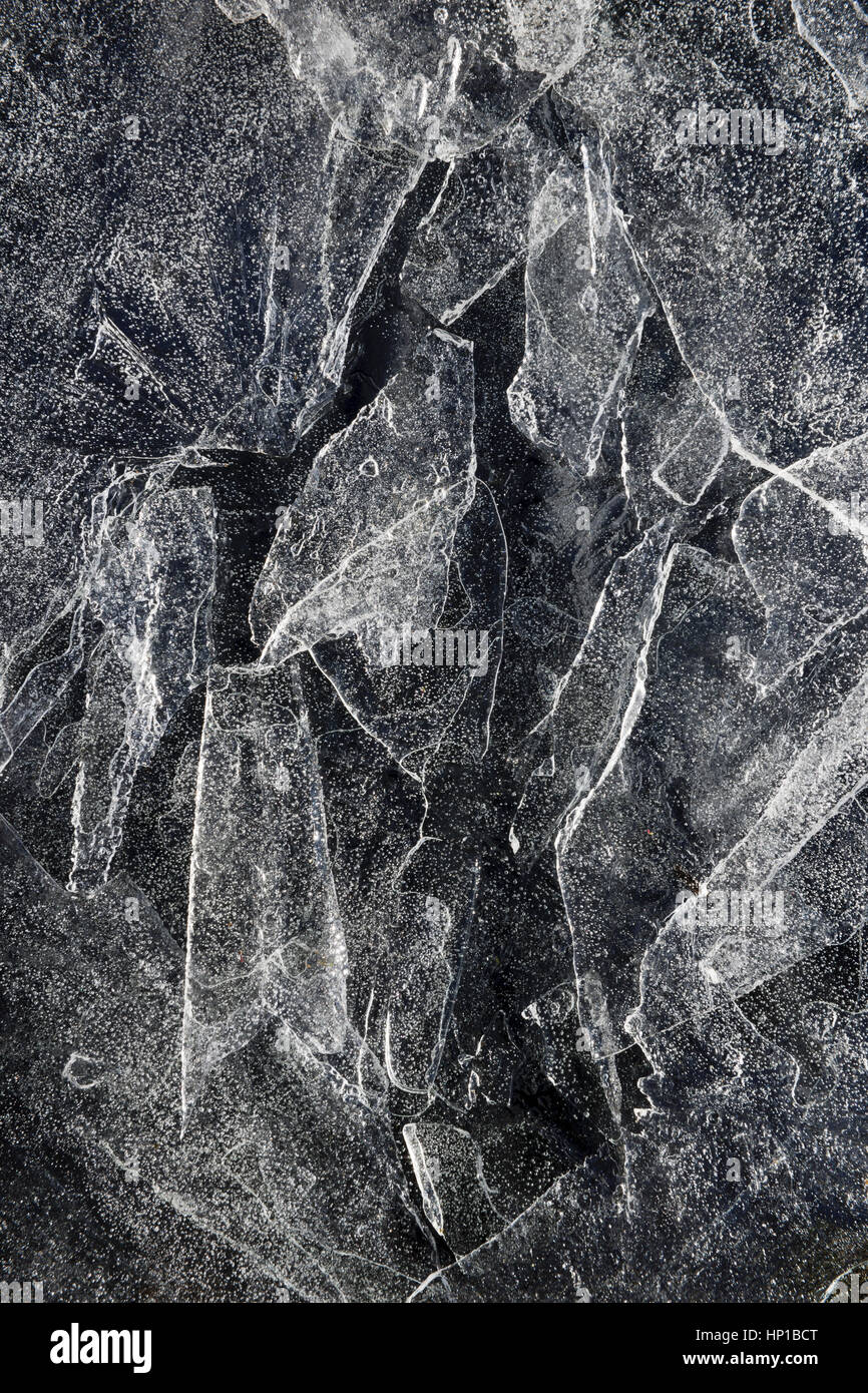 Frammenti di sottili, rotte, lastre di ghiaccio. Foto Stock