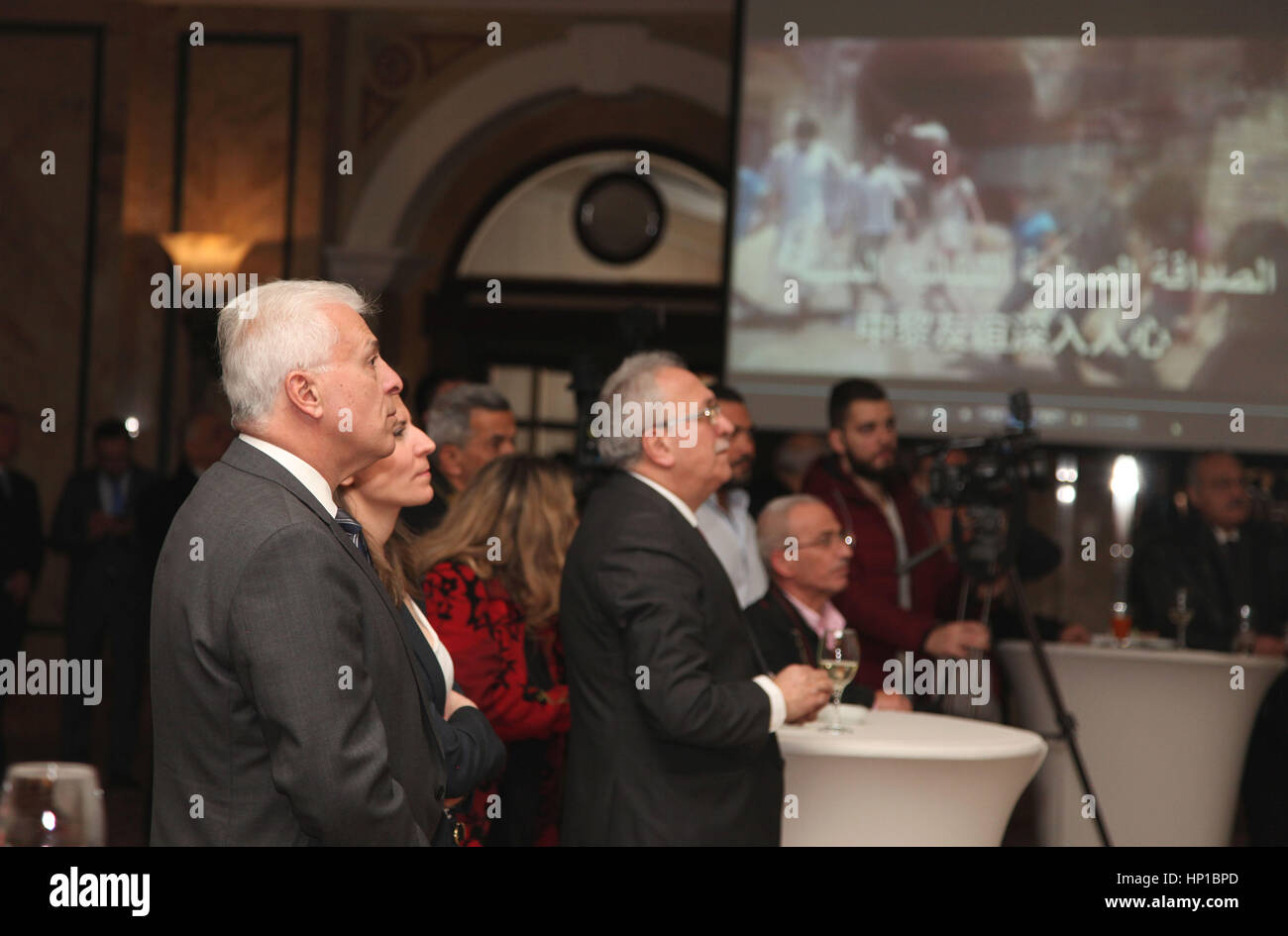 Beirut, Libano. Xvi Feb, 2017. Gli ospiti assistere ad un ricevimento in onore dei media locali e centri di ricerca e studio in occasione della fine del Festival cinese della primavera di Beirut, Libano, Feb 16, 2017. Ambasciatore cinese al Libano Wang Kejian giovedì ha sottolineato che la Cina ha partecipato in tutti gli sforzi internazionali volti a promuovere una soluzione politica per il mondo in corso problemi, in particolare la crisi in Siria. Credito: Li Liangyong/Xinhua/Alamy Live News Foto Stock