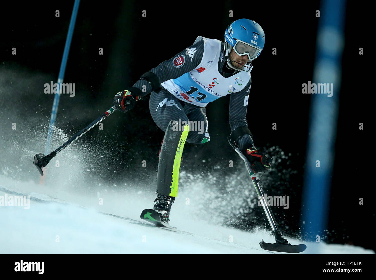 Zagabria, Croazia. Xvi Feb, 2017. Italian Para sciatore alpino Davide Bendotti compete durante la seconda gara di slalom di uomini Slalom permanente a 2016-2017 IPC Sci Alpino Coppa Europa a Sljeme a Zagabria, la capitale della Croazia, Feb 16, 2017. Credito: Igor Kralj/Xinhua/Alamy Live News Foto Stock