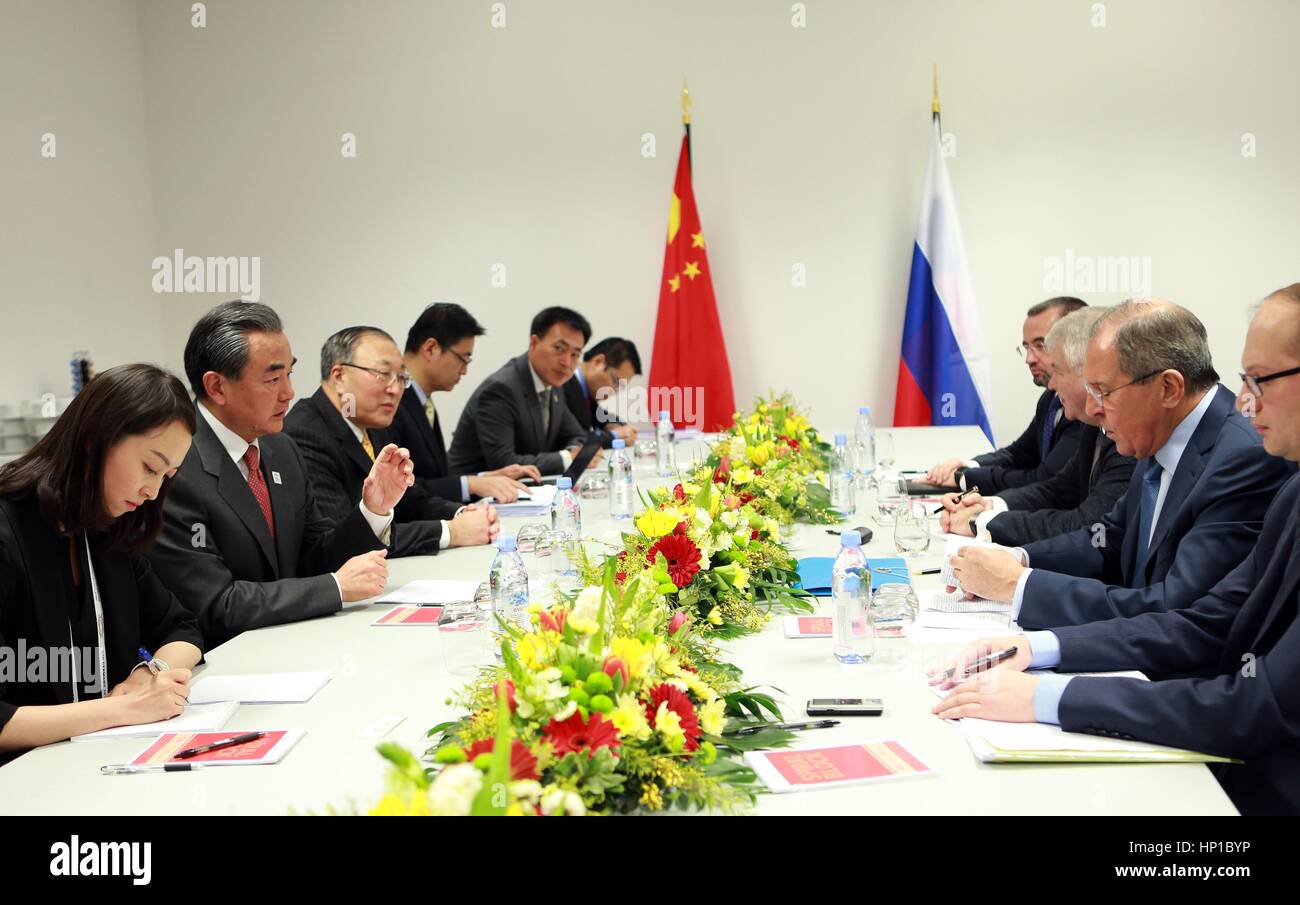 Bonn, Germania. Xvi Feb, 2017. Il ministro degli Affari Esteri cinese Wang Yi (2 L) si riunisce con il suo omologo russo Sergey Lavrov 2 (R) durante il gruppo di venti (G20) dei ministri degli esteri che si terrà a Bonn, Germania, Feb 16, 2017. Credito: Luo Huanhuan/Xinhua/Alamy Live News Foto Stock