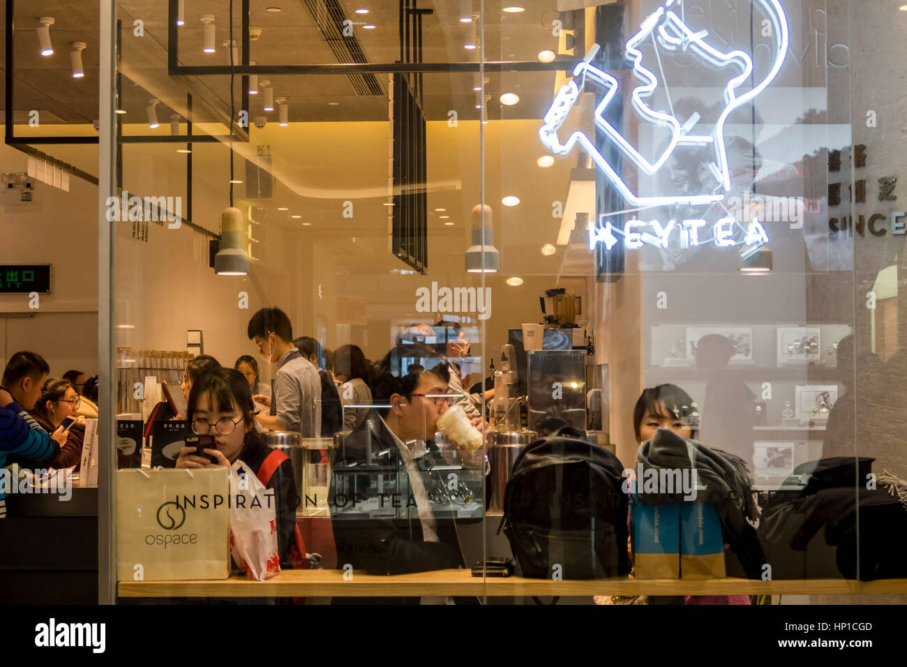 Shanghai, Shanghai, Cina. Xvi Feb, 2017. Shanghai, Cina-Febbraio 16 2017: (solo uso editoriale. Cina OUT) .molte persone in attesa in una lunga fila per acquistare una tazza di tè di latte al latte Heytea Tea Shop presso un centro commerciale per lo shopping di Shanghai, Febbraio 16th, 2017.Il latte Heytea Tea Shop, fondata nel sud della Cina di Guangdong in 2011, diventa popolare tra i giovani non appena si apre la sua prima filiale a Shanghai questo febbraio. Credito: SIPA Asia/ZUMA filo/Alamy Live News Foto Stock