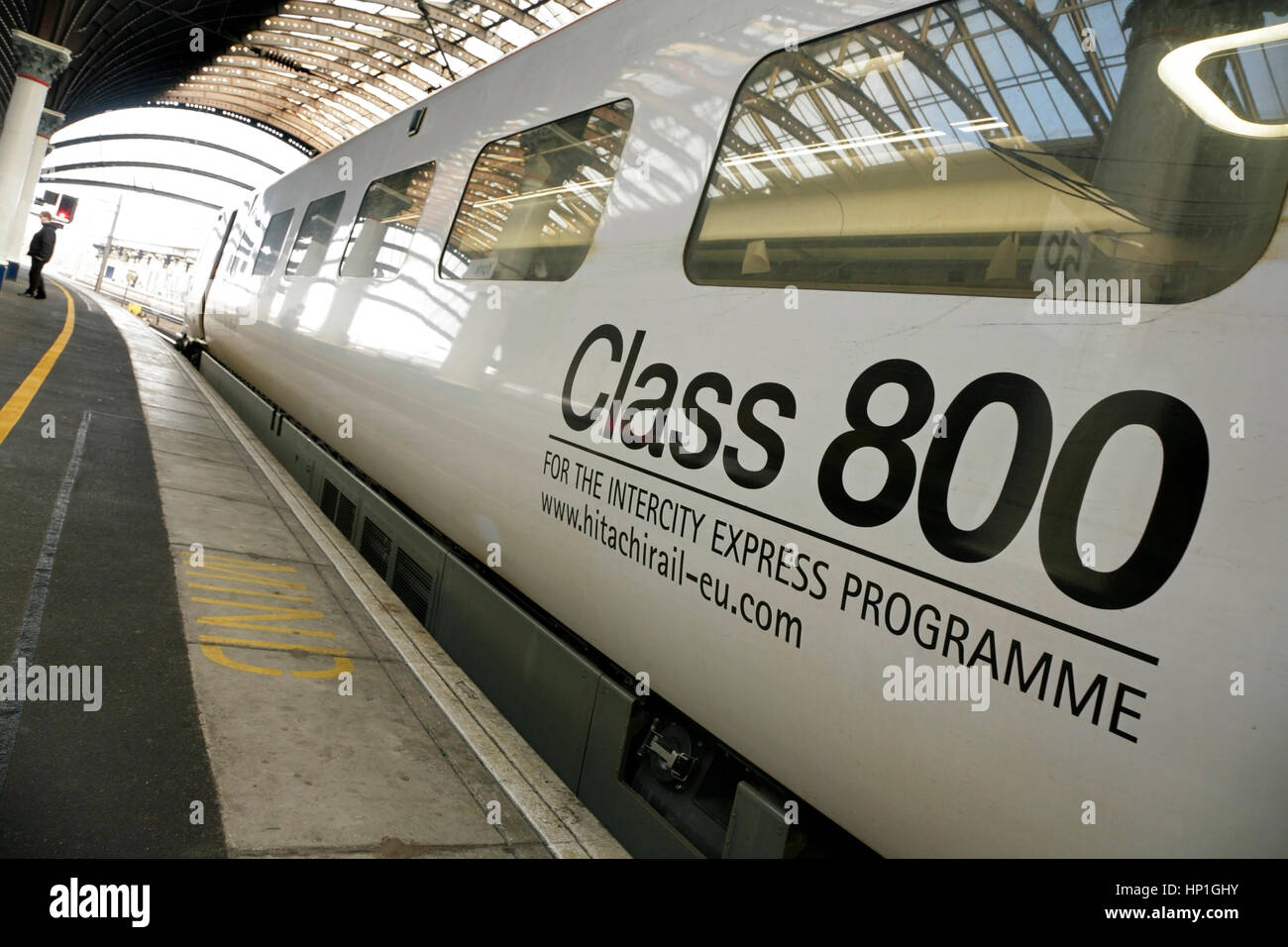 York, Regno Unito. Xvii Feb, 2017. Un nuovo Hitachi-reso 125mph classe 800 "Azuma" elettro-treno diesel resta in attesa presso la stazione di York prima di iniziare ad alta velocità tra prove di York e Darlington, in preparazione per la sua 2018 Introduzione al servizio sulla Prestige London King's Cross a Edimburgo Itinerario per i treni del Virgin East Coast rail franchise. I treni sono essendo fabbricato da Hitachi Rail Europe a loro Newton Aycliffe sito nella Contea di Durham. Credito: David soulsby/Alamy Live News Foto Stock