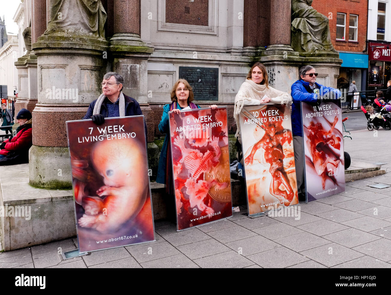Brighton, Regno Unito. Xvii Feb, 2017. Anti aborto manifestanti nel centro di Brighton oggi dove essi protesta regolarmente ogni venerdì Credito: Simon Dack/Alamy Live News Foto Stock