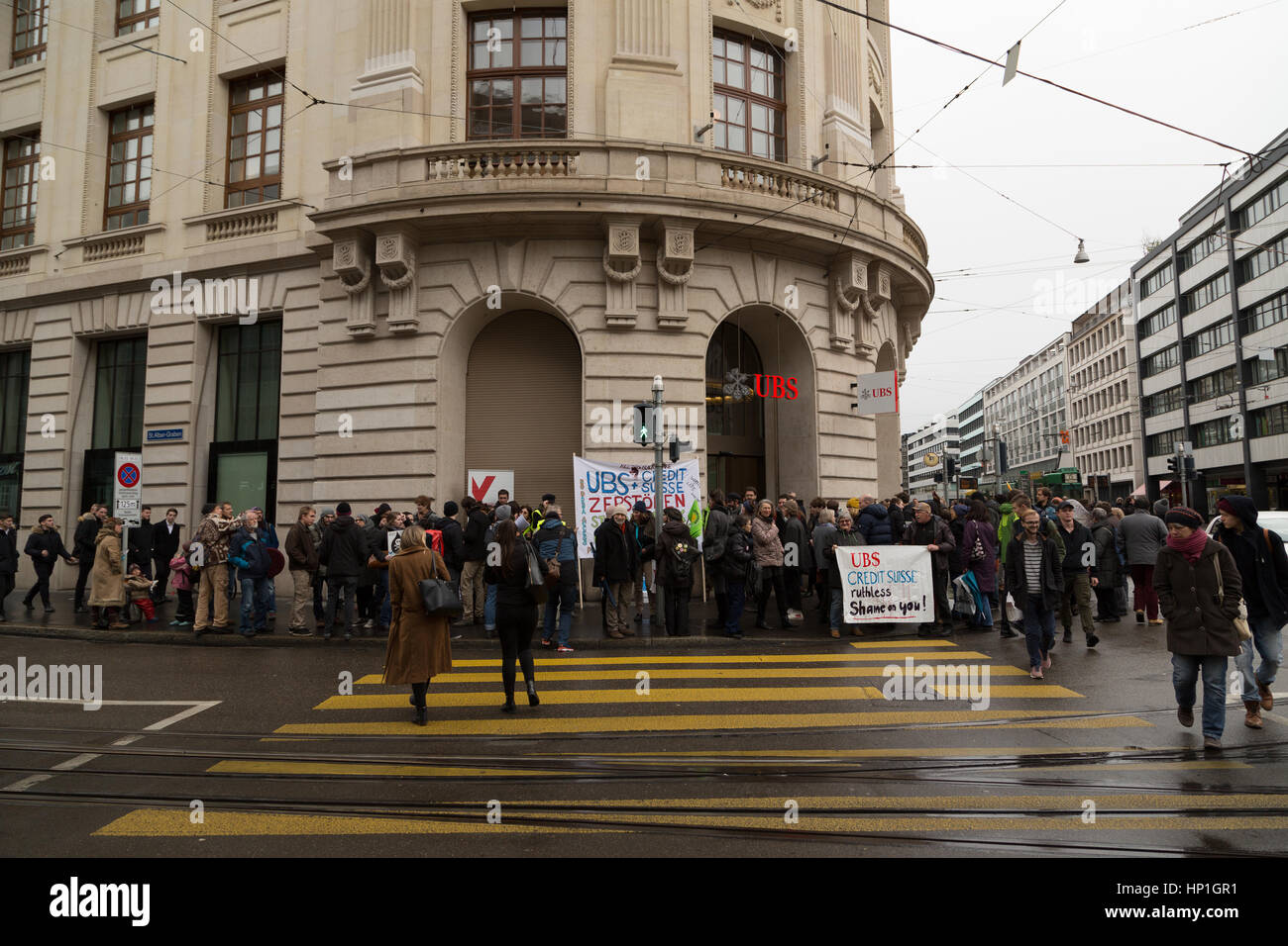 Basel, Svizzera. Xvii Feb, 2017. Una protesta pacifica al di fuori degli uffici delle due grandi banche svizzere UBS e Credit Suisse, nel tentativo di bloccare il loro finanziamento il Dakota Access Pipeling (DAPL). Credito: Stephen Allen/Alamy Live News Foto Stock